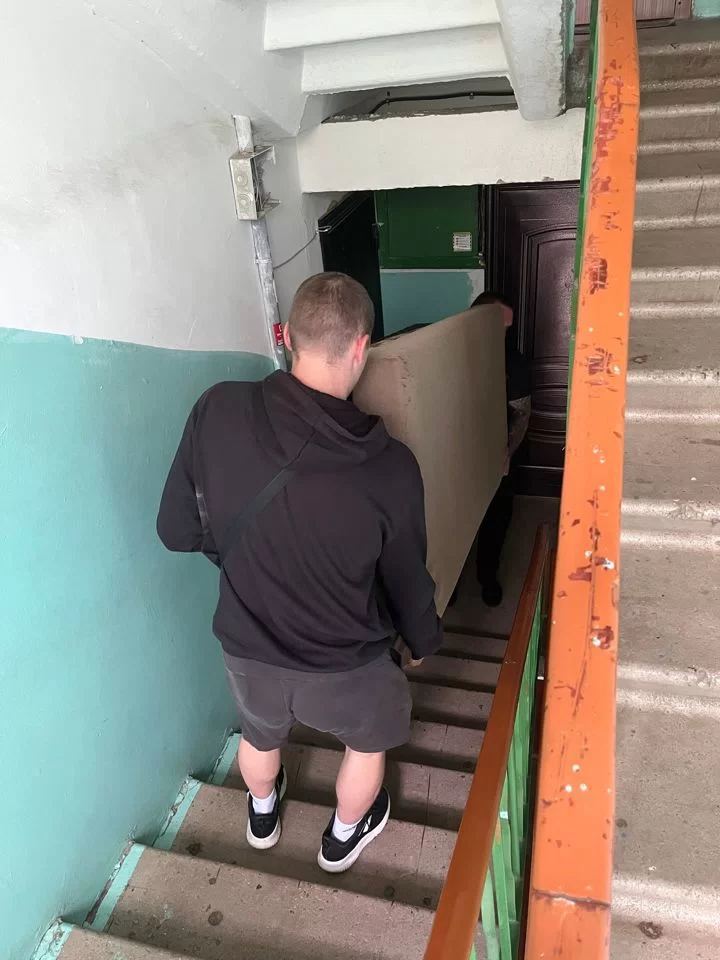 Работа грузчиков на лестнице
