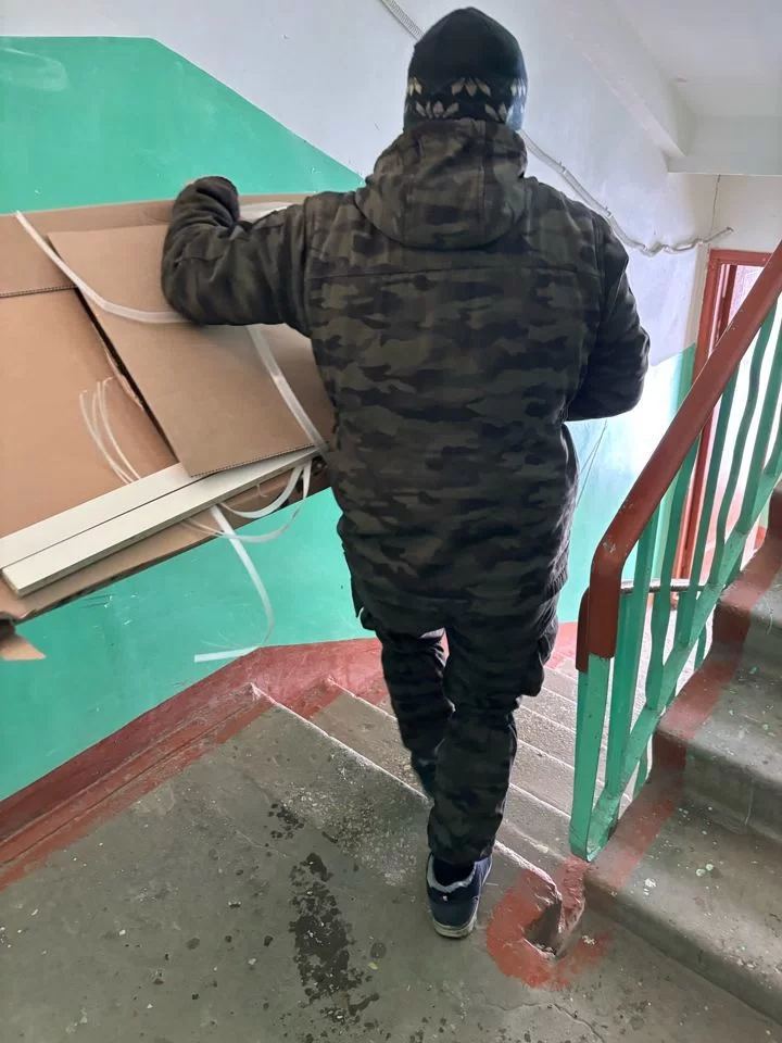 Перенос груза по лестнице