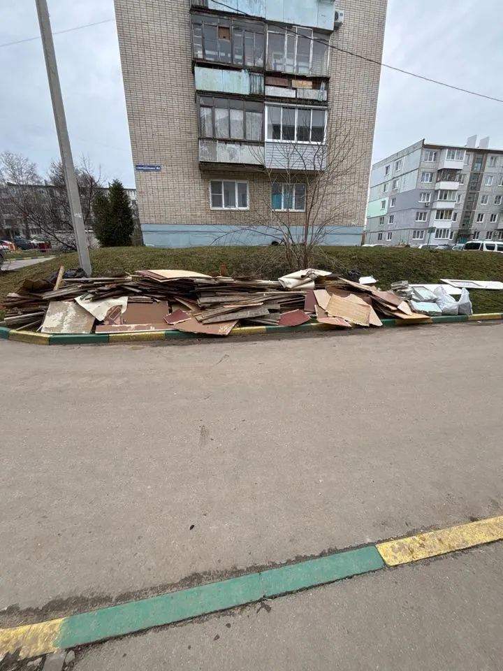 Сбор отходов у здания