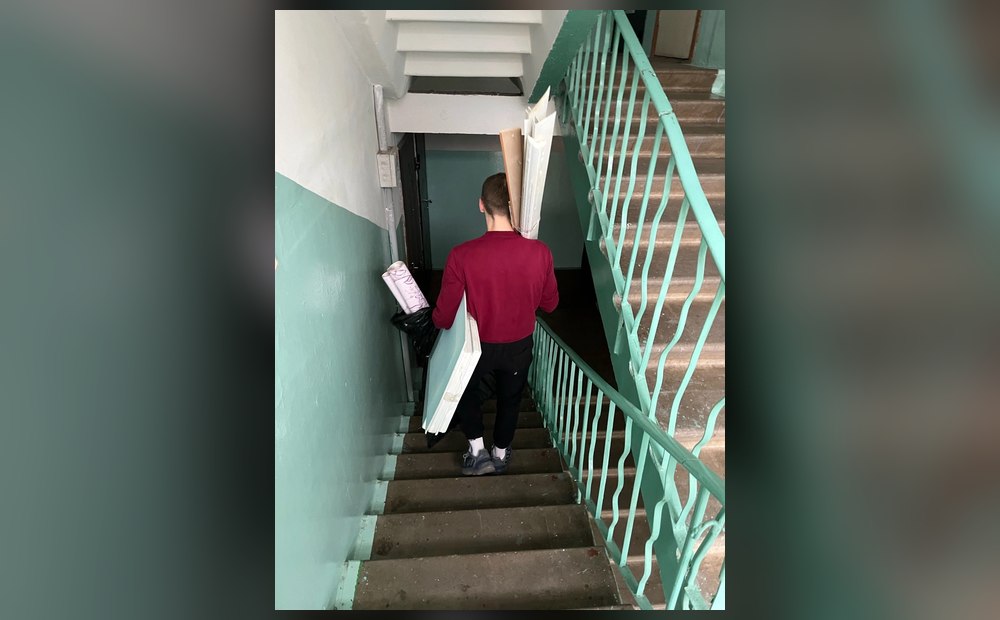 Перенос материалов по лестнице